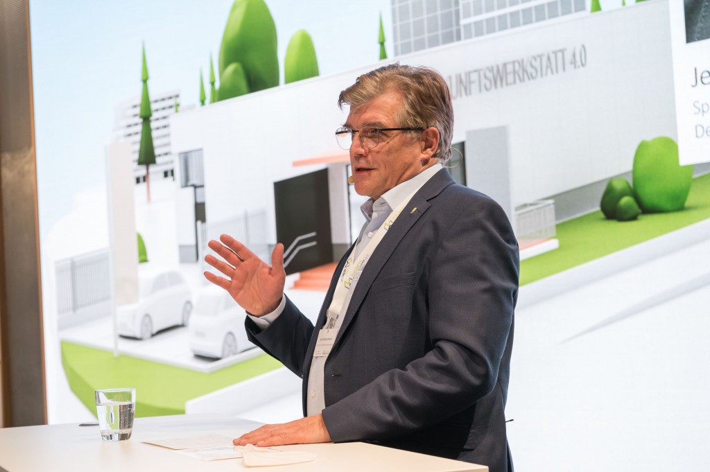 Jens Nietschmann, Sprecher der Geschäftsführung der Deutsche Automobil Treuhand GmbH bei seiner Rede.