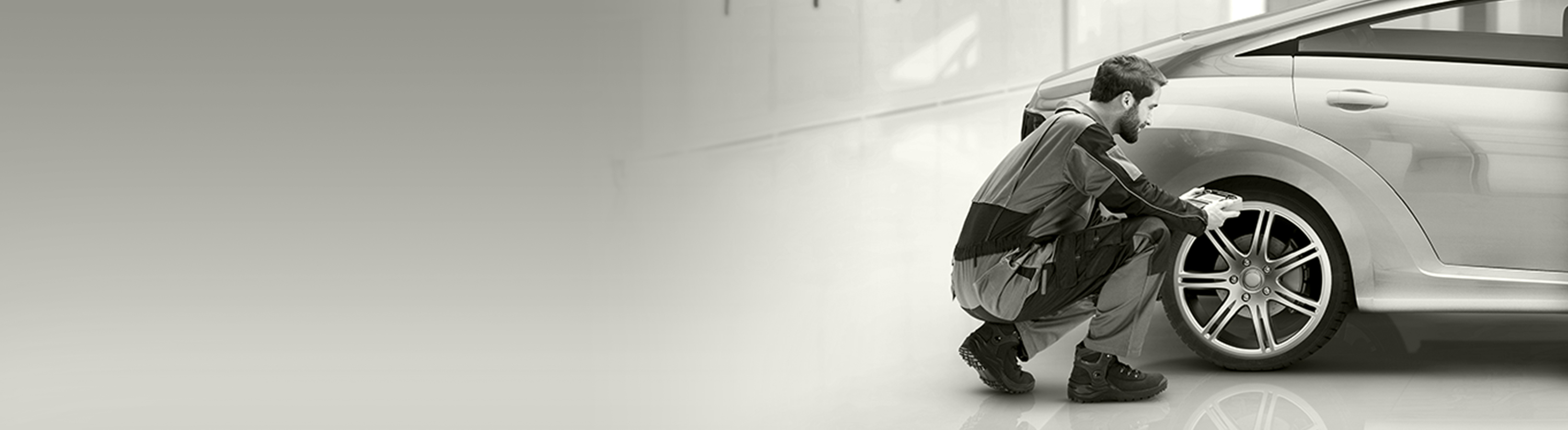 Mechanic-With-Autodiagnos-Tool-Continental-Header-3000X824