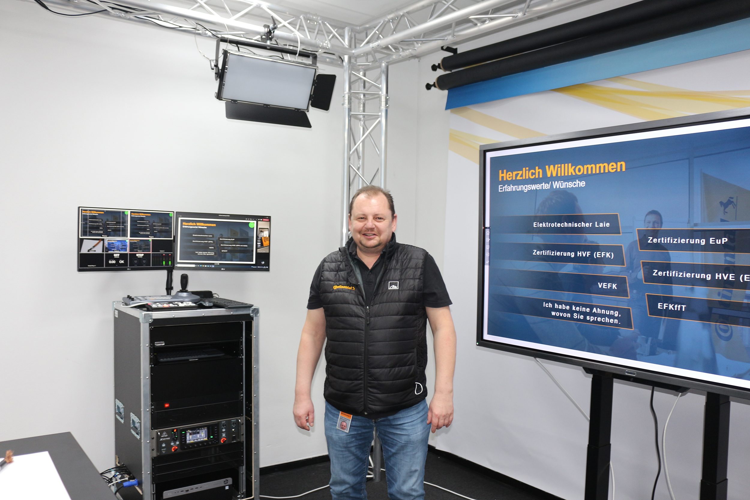 Continental Trainer Sebastian Matuschek im Studio für virtuelle Werkstatt-Trainings
