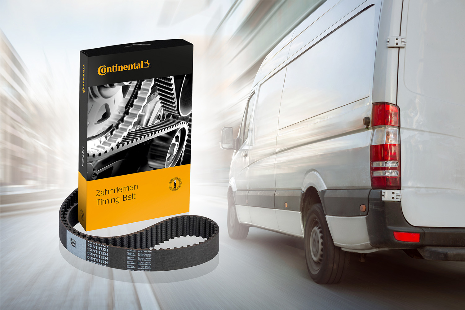 Fotomontage bestehend aus dem Produktbild eines neuen Antriebsriemens von Continental mitsamt Verpackung neben dem Bild eines fahrenden weißen Kastenwagens.
